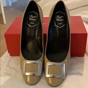 Roger Vivier nude patent leather pumps